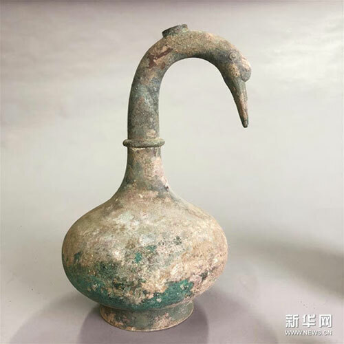 Lọ cổ chứa hợp chất lạ ở tỉnh Hà Nam, Trung Quốc