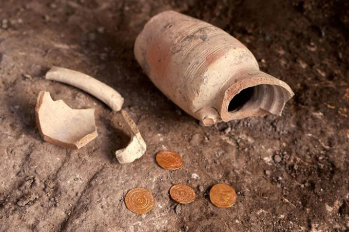 Vô tình đào trúng hũ tiền vàng niên đại 1.000 năm tuổi