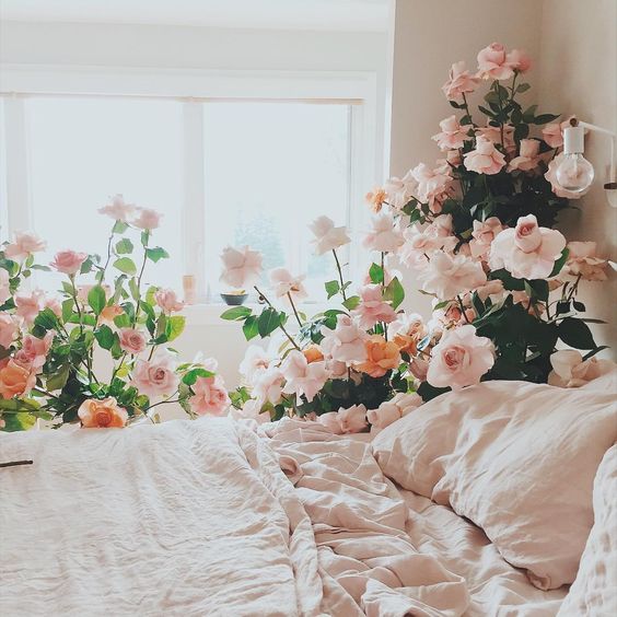 Tranh hoa trong phòng ngủ