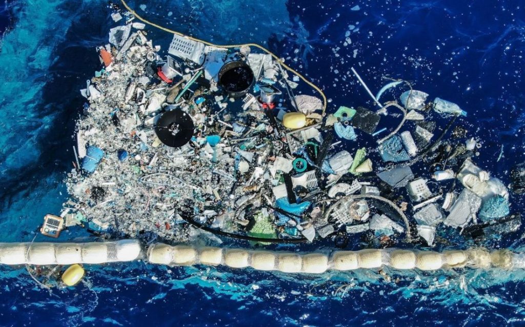 Rác thải nhựa trên biển 2